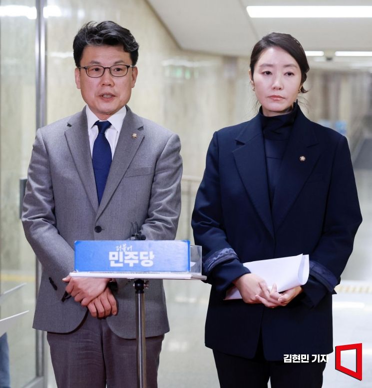 진성준 더불어민주당 정책위의장과 강선우 보건복지위원회 간사가 18일 국회에서 연금개혁특별위원회의 여야 논의 과정 등 진행상황을 백브리핑을 통해 설명하고 있다. 2025.3.18 김현민 기자