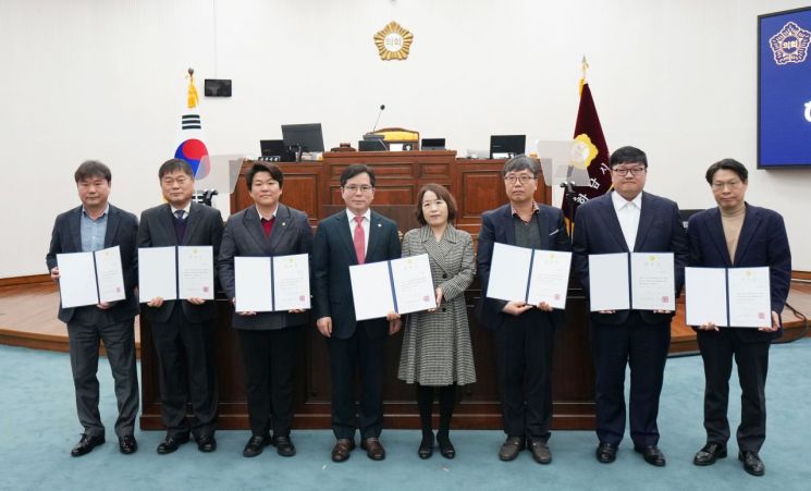 하남시의회가 18일 제338회 임시회 제1차 본회의에서 2024회계연도 결산검사위원을 선임하고 위촉장 수여식을 가진 후 기념촬영을 하고 있다. 하남시의회 제공