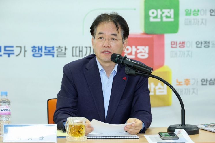 이동환 고양특례시장이 18일 시청 대회의실에서 ‘고정밀 전자지도 구축 챌린지 사업’ 완료보고회를 진행하고 있다. 고양특례시 제공