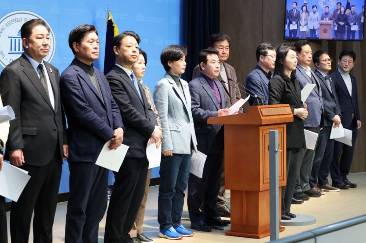 더불어민주당 김영호 의원을 비롯한 3선 의원들이 18일 서울 여의도 국회 소통관에서 윤석열 대통령 가족 측근 비리 등 파면 이유를 담은 백서를 발표하는 기자회견을 하고 있다. 연합뉴스