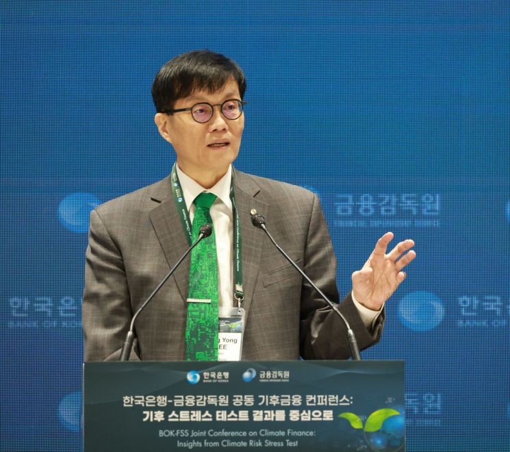 이창용 한국은행 총재가 18일 서울 중구 한은에서 금융감독원과 공동으로 개최한 기후금융 콘퍼런스에서 환영사를 하고 있다. 한국은행