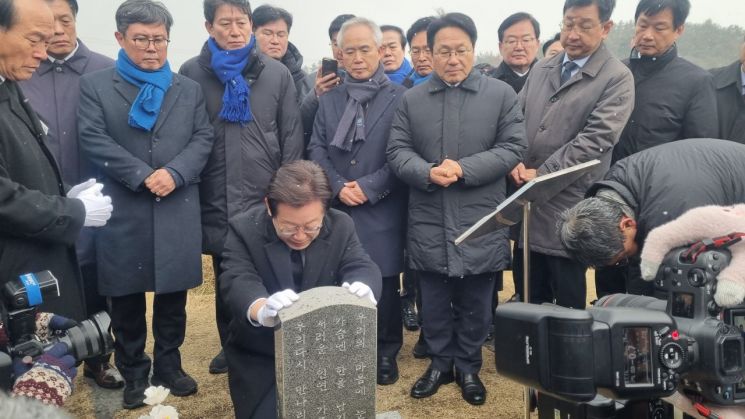 이재명 더불어민주당 대표가 18일 광주를 찾아"단 한 시간이라도, 단 1분이라도 이 혼란과 위기를 극복할 수 있다면 헌법 수호에 최고 기관으로서 헌법재판소가 이 혼란을 최대한 신속하게 종결지어야 한다"고 밝혔다. 민찬기 기자
