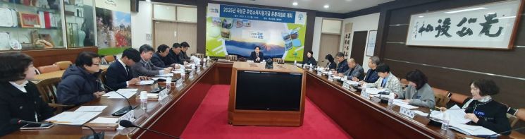 곡성군은 지난 17일 군청 소통마루에서 ‘주민소득지원기금 운용위원회’를 열어 올해 기금 융자 사업 대상자 27명을 선정했다. 곡성군 제공