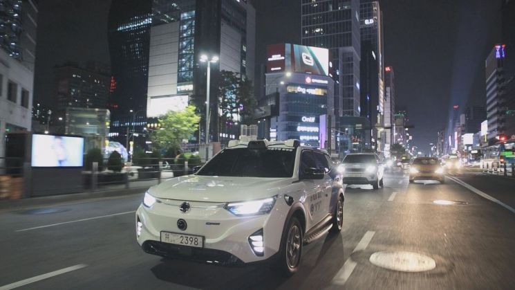 서울 강남구 일대에서 운행 중인 자율주행 택시. 사진=서울특별시