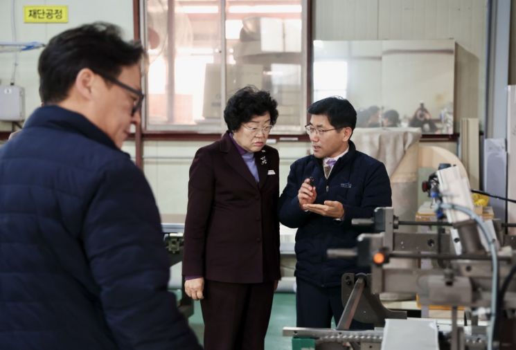김경희 이천시장이 관내 건설자재 생산업체인 ㈜지코빌을 방문해 생산 라인을 돌아보고 있다. 이천시 제공