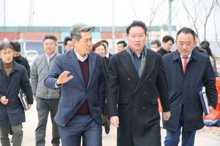 이강덕 포항시장이 최태원 대한상의 회장과 영일만항을 둘러보고 있다. 포항시 제공