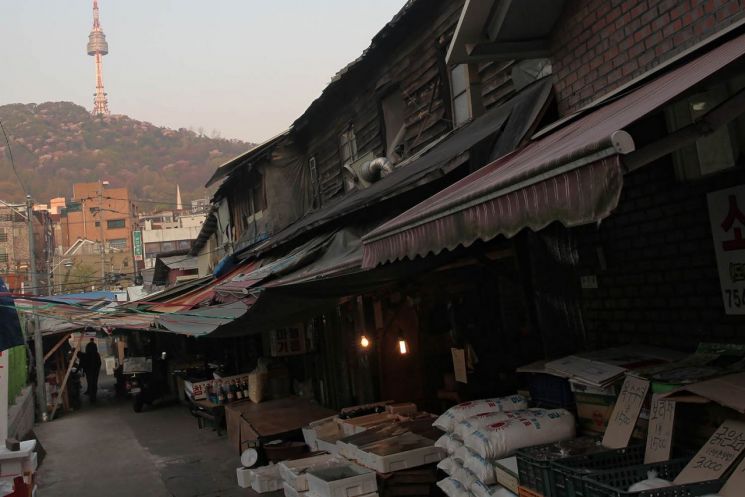 봄날 오후 늦은 시각 서울 후암시장 건어물 가게에 전등 두 개가 켜져 있다. (2015) ⓒ허영한