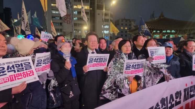 18일 광주 금남로 5·18민주광장에서 열린 윤 대통령 탄핵 촉구 집회에 참석한 이재명 더불어민주당 대표와 광주시민들. 민찬기 기자