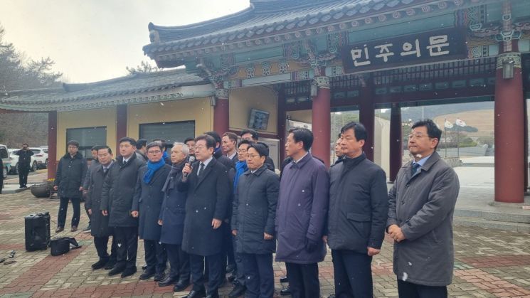 이재명 대표가 18일 오후 광주 북구 운정동 국립5·18민주묘지를 찾아 한강 작가의 작품 '소년이 온다'의 모티브가 된 고 문재학씨 묘지 등 4개 묘비에 헌화하고 참배했다. 민찬기 기자