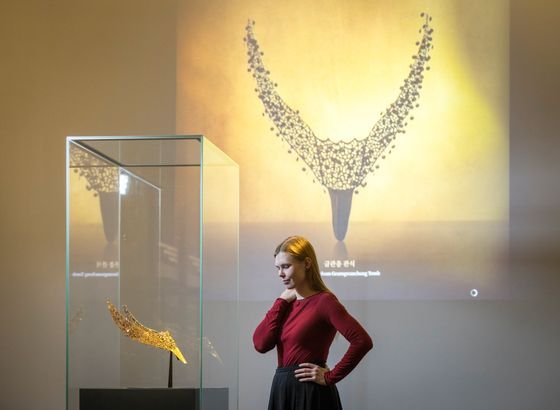 독일 드레스덴 성(레지덴츠 궁)에 신라 금관총에서 금관과 함께 출토됐던 관모와 관꾸미개(국보)가 전시됐다. 국립중앙박물관 제공