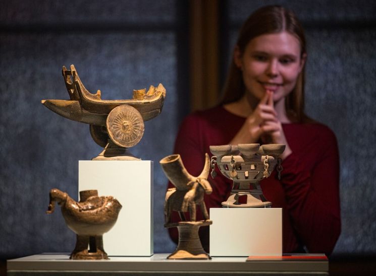 '풍요와 안식' 코너에 전시된 삼국시대 토기 및 기와. 국립중앙박물관 제공