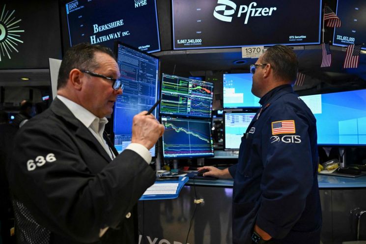 미국 뉴욕 증권거래소(NYSE)에서 트레이더들이 업무를 보고 있다. AFP연합뉴스