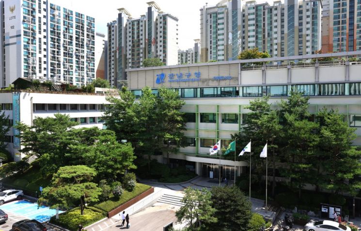 강남구청사 전경. 강남구 제공.