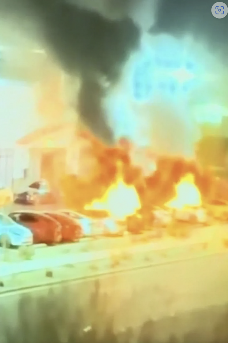 총 쏘고 불지르고 '저항' 글 '칙칙'…美서 테슬라 또 공격 당해