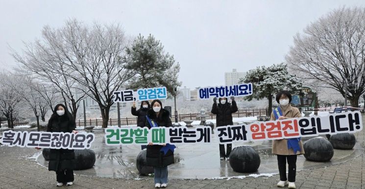 광주시와 5개 자치구 공무원, 광주·전남지역암센터, 자원봉사자 등 30여명은 지난 18일 서구 운천저수지 사거리에서 출근길 운전자를 대상으로 ‘2025년 암 예방의 날 홍보 캠페인’을 펼쳤다. 광주시 제공