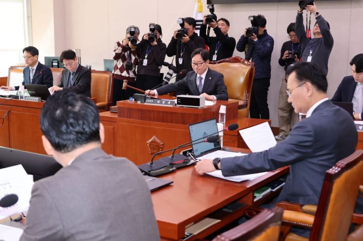 19일 서울 여의도 국회 법제사법위원회에서 윤석열 대통령의 배우자 김건희 여사 관련 의혹 수사 상설특검법안과 마약 수사 외압 의혹 수사 상설특검법안 등을 심사하기 위한 법안심사소위원회의가 열리고 있다. 연합뉴스
