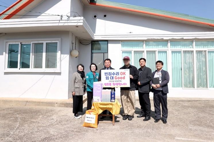 (좌측 세번째)김산 군수가 삼향읍 맥포리 빈집 입주 환영식에 참석해 입주민과 기념 촬영을 하고 있다. 무안군 제공