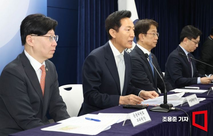 오세훈 서울시장이 19일 서울 종로구 정부서울청사에서 부동산 규제, 금융, 투기거래 등 주택시장 안정화 방안을 발표 하고 있다. 이날 브리핑에는 박상우 국토교통부 장관과 김범석 기재부1차관, 김소영 금융위 부위원장이 참석했다. 조용준 기자