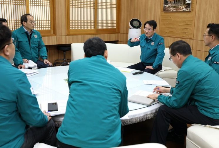 구제역 확산 차단을 위해 강진원 군수 주재로 구제역 방역대책 총력 대응 긴급 회의를 하고 있다. 강진군 제공