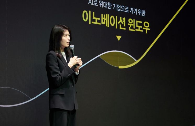 정신아 카카오 CA협의체 의장이 18일 오후 경기도 용인시 '카카오 AI캠퍼스'에서 진행된 경영 워크숍 '원 카카오 서밋'에서 발언하고 있다. 카카오 제공