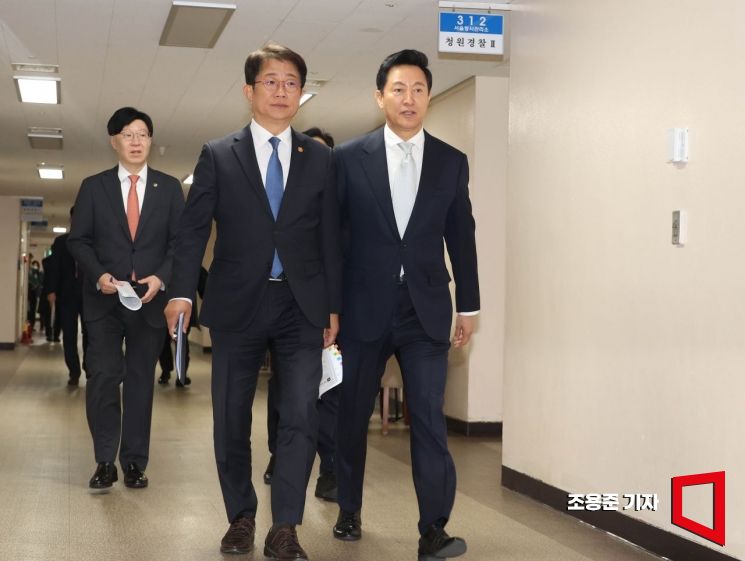[포토] 합동 브리핑룸 들어서는 박상우 장관, 오세훈 시장