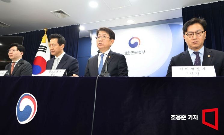 박상우 국토교통부 장관이 19일 서울 종로구 정부서울청사에서 부동산 규제, 금융, 투기거래 등 주택시장 안정화 방안 관련 합동 브리핑을 하고 있다. 이날 브리핑에는 오세훈 서울시장, 김범석 기재부차관, 김소영 금융위부위원장이 참석했다. 2025.3.19 조용준 기자