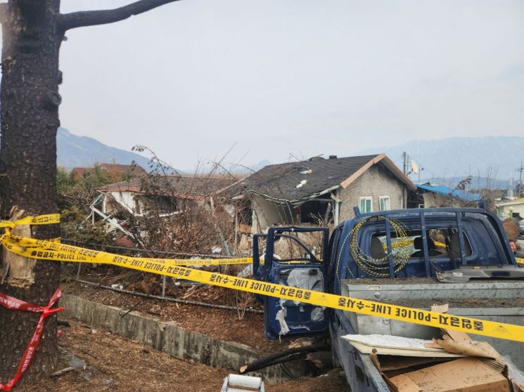 지난 6일 포천시 이동면 노곡리에서 발생한 공군 전투기 오폭 사고와 관련해 피해를 당한 차량 모습. 이종구 기자