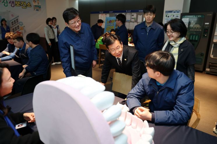 박병규 광산구청장이 진곡산단 내 사업장에서 열린 ‘찾아가는 상생보건소’ 행사에서 근로자들과 구강 보건 상담을 하고 있다. 광산구 제공