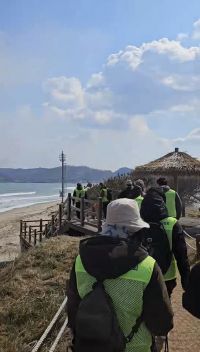 18일 호미반도 해안 둘레길을 걷고 있는 사람들. 포항시 제공