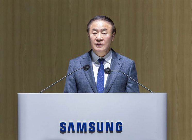 전영현 삼성전자 디바이스솔루션(DS) 부문장(부회장) 19일 경기 수원컨벤션센터에서 열린 제56기 정기 주주총회 이후 올해 반도체 사업전략을 발표하고 있다. 삼성전자 제공