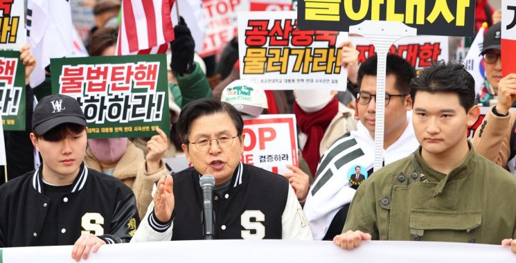 황교안 전 국무총리가 지난달 28일 서울 종로구 성균관대학교 앞에서 열린 윤석열 대통령 탄핵 반대 집회에 참가해 규탄 발언을 하고 있다. 연합뉴스