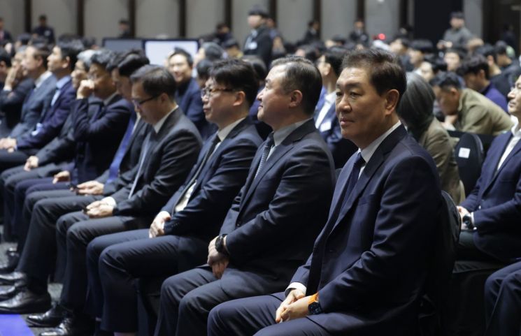 19일 경기 수원컨벤션센터에서 열린 제56기 삼성전자 정기 주주총회에 한종희 삼성전자 대표이사 부회장이 참석해 있다. 연합뉴스