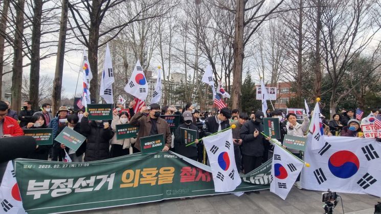 지난달 27일 오후 광주 북구 전남대학교 후문 앞에서 전남대 일부 학생들이 '부정 선거 조사 촉구' 집회를 개최, 학생증을 보여주고 있다. 민찬기 기자
