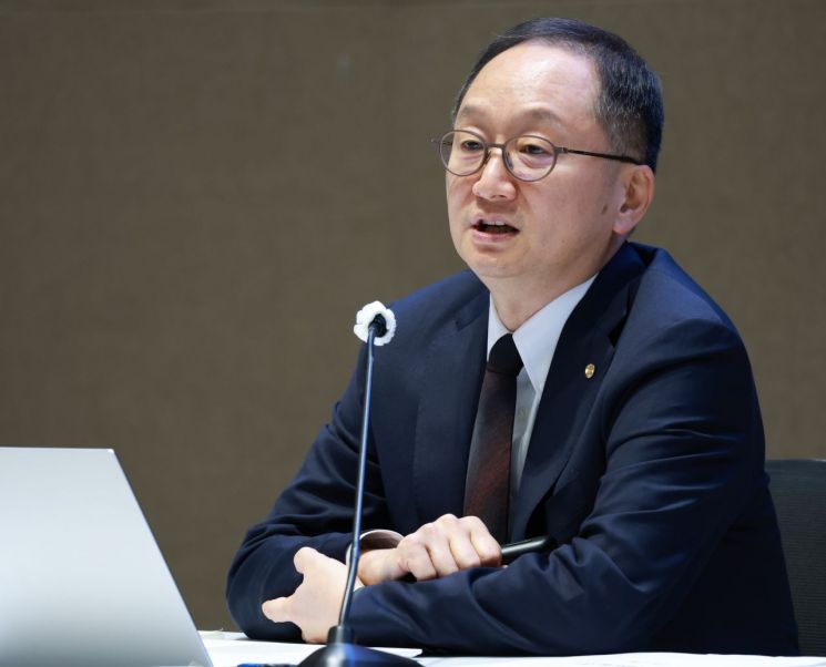 장용성 한국은행 금융통화위원이 19일 서울 중구 한은에서 열린 기자간담회에서 '한국의 생산성이 미국의 절반밖에 되지 않는 이유'를 주제로 발표를 하고 있다. 한국은행