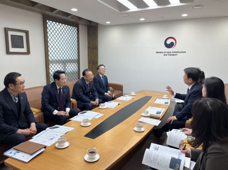 (재)2026여수세계섬박람회 김종기 조직위 사무총장은 서울 국토발전전시관에서 박상우 국토부 장관을 만나 섬박람회 행사 성공개최를 위한 협력 현안을 건의했다. 여수세계섬박람회 조직위 제공