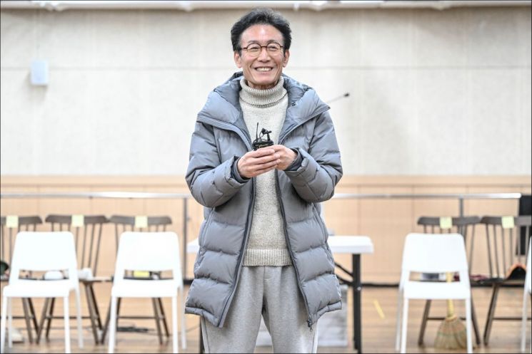 임도완 연출이 오는 28일 세종문화회관 M씨어터에서 개막하는 코미디극 '코믹'에 대해 설명하고 있다.   [사진 제공= 세종문화회관]