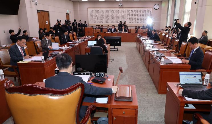 19일 서울 여의도 국회 법제사법위원위원회에서 김건희 여사 관련 의혹 수사 상설특검법안과 마약 수사 외압 의혹 수사 상설특검법안 등을 심사하기 위한 법안심사소위원회의가 열리고 있다. 연합뉴스