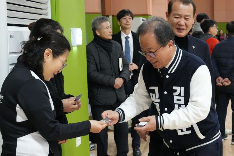 김석준 부산교육감 재선거 후보가 배드민턴 클럽 회원들에게 명함을 전하고 있다.