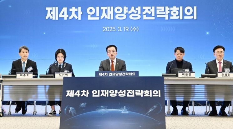 '5대 우주강국' 목표로 청소년기부터 인재 양성…"年 1500명씩 3만명 배출"