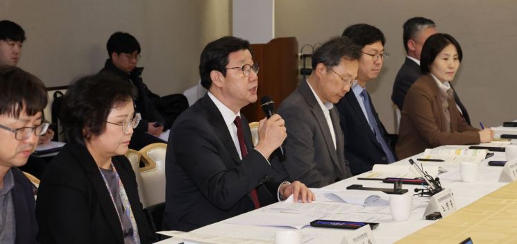 노연홍 의료개혁특별위원회 위원장이 19일 서울 종로구 정부서울청사 광화문홀에서 열린 제8차 의료개혁특별위원회에서 발언하고 있다. 연합뉴스