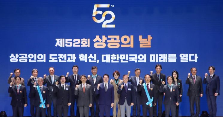 제52회 상공의날 기념식에서 최태원 대한상의 회장(앞줄 왼쪽 다섯번째), 안덕근 산업부 장관(앞줄 왼쪽 네번째), 권영세 국민의힘 비대위원장(앞줄 왼쪽 여섯번째), 박찬대 더불어민주당 원내대표(앞줄 왼쪽 세번째)이 수상자들과 기념촬영을 하고 있다. 사진=대한상의 제공