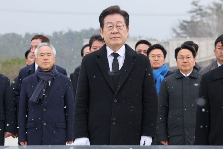 지난 18일 오전 광주 북구 운정동 국립5·18민주묘지에서 더불어민주당 이재명 대표가 참배하고 있다. 연합뉴스