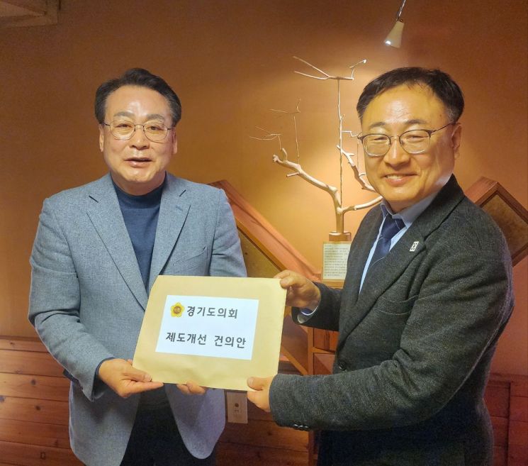 임채호 경기도의회 사무처장(왼쪽)이 19일 국회 행정안전위원회를 찾아 이광희 의원에게 지방의회 권한 확대 등을 골자로 한 건의서를 전달하고 있다. 경기도의회 제공