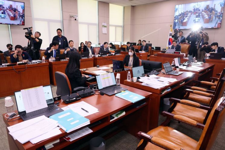 19일 서울 여의도 국회에서 열린 법제사법위원회 전체회의에서 '김건희 여사 상설특검안'이 이에 반발하는 여당 의원들의 퇴장 속 야당 주도로 통과되고 있다. 연합뉴스