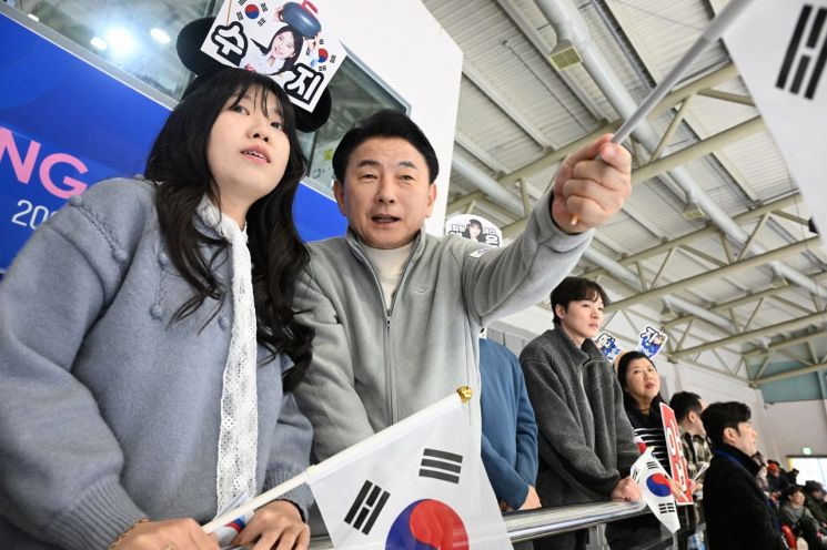 김동근 시장이 19일 ‘카페 무지개 시즌 3+’의 일환으로 직원들과 ‘2025 세계여자컬링선수권대회’를 관람하고 있다. 의정부시 제공