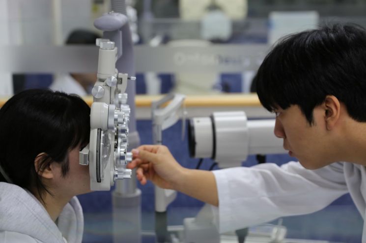 대구가톨릭대 안경광학과 시과학센터에서 학생들이 실습 하고 있는 모습. 대구가톨릭대 제공
