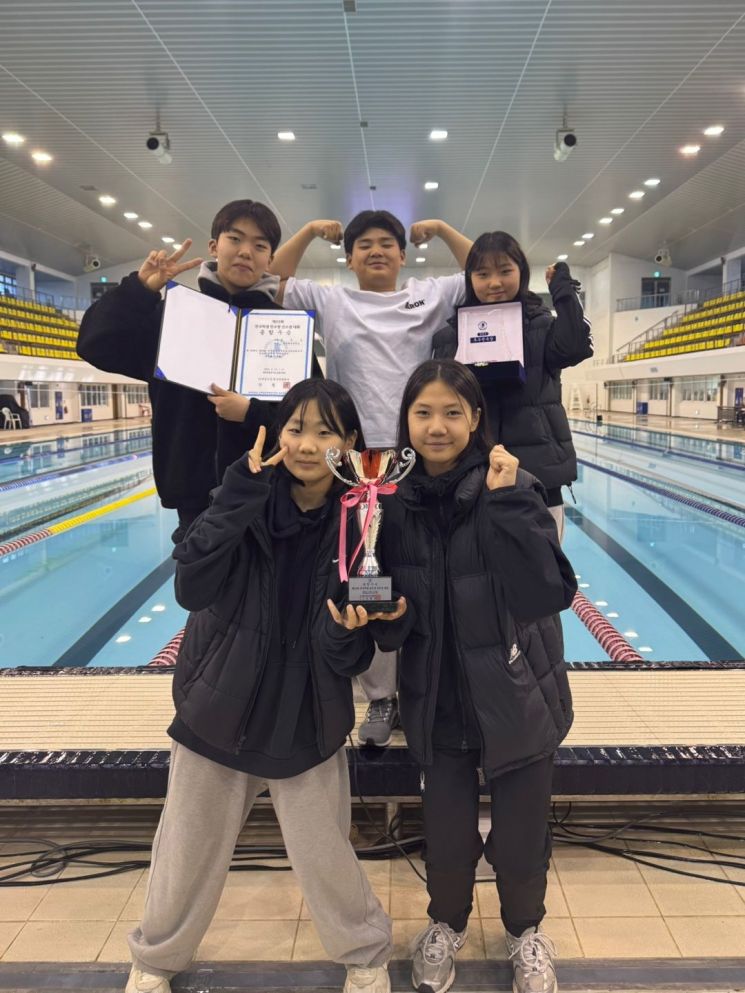 광주체육중 핀수영부 선수들이 ‘제33회 전국 학생 핀수영대회’에서 중등부 종합우승을 차지한 뒤 기념 촬영을 하고 있다. 왼쪽 2번째 줄부터 강윤호, 최성연, 윤효정, 김여울, 오수현 선수.