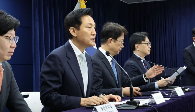 오세훈 서울시장이 19일 서울 종로구 정부서울청사에서 열린 주택시장 안정화 방안 발표에서 기자의 질문에 답하고 있다. 연합뉴스 제공