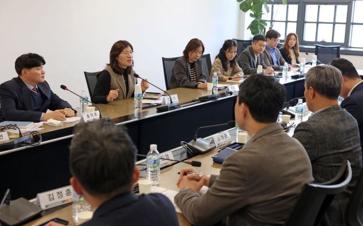 장미란 문화체육관광부 제2차관이 19일 서울 종로구 국립현대미술관 서울관에서 장애인 동계종목 관계자를 만나 간담회를 진행하고 있다.   [사진 제공= 문화체육관광부] 연합뉴스