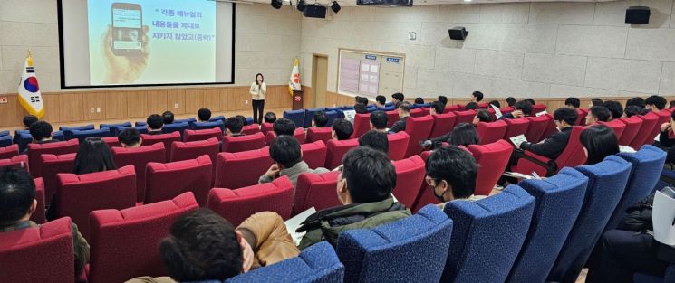 광주시는 지난 19일 시청 무등홀에서 손아롱 국가재난안전교육원 교수를 초청, 시·자치구 및 관계기관 재난 대응 담당자를 대상으로 ‘직무역량 교육’을 실시했다. 광주시 제공